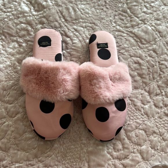 Victoria's Secret Shoes - Victoria’s Secret pink slippers with polkadots